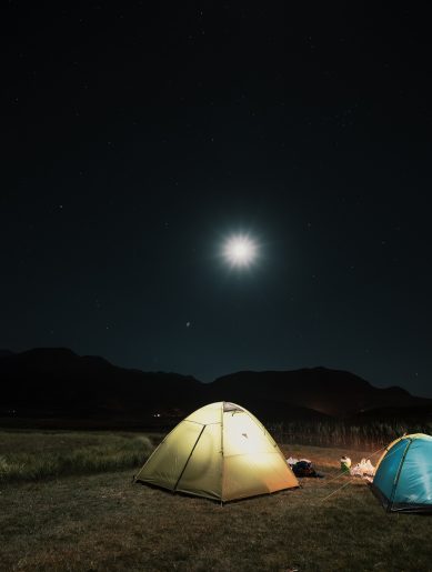 namioty kemping noc oswietlenie ksiezyc lampka 1 scaled