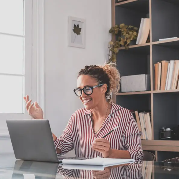 Czy warto kupić laptop poleasingowy? 18 One young woman working at home in the office with laptop and no
