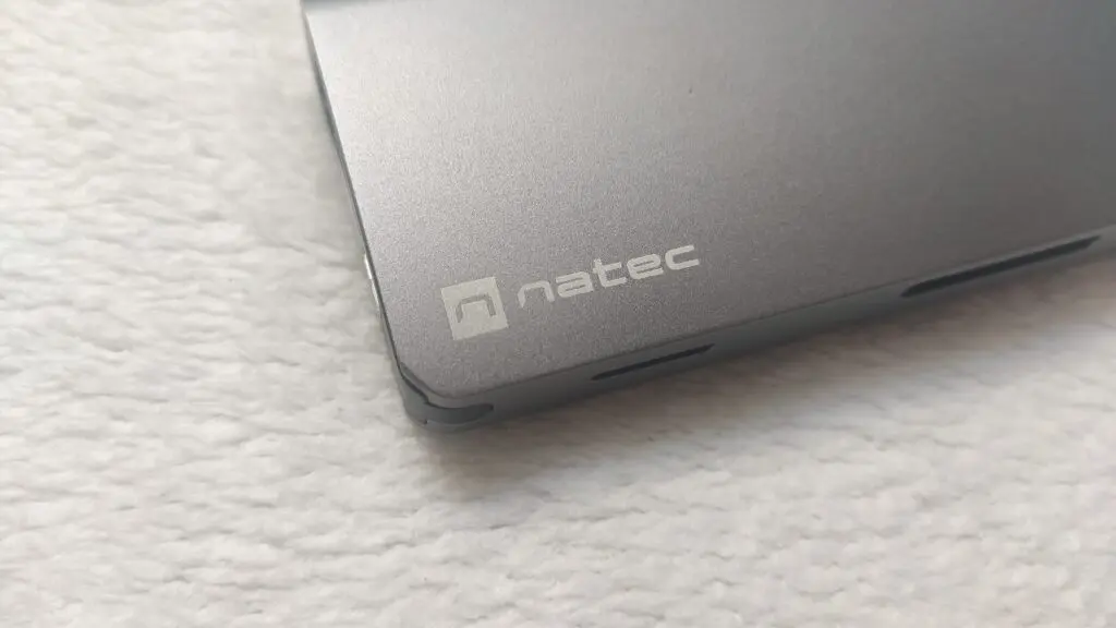 Natec Fowler 2 – dla tych, którym brakuje portów 34 Róg urządzenia z widoczną nazwą Natec