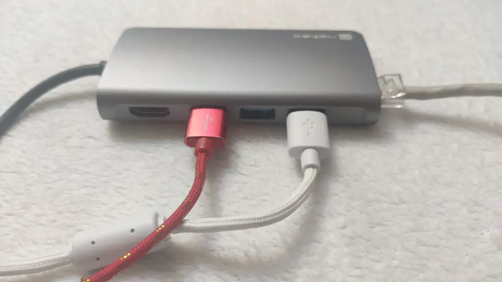 Natec Fowler 2 – dla tych, którym brakuje portów 30 Natec Fowler 2 z podłączonymi kablami