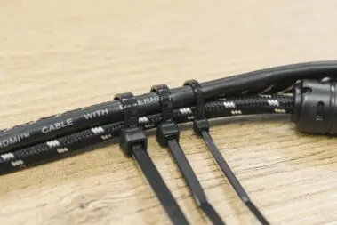 5 nietypowych zastosowań dla opasek zaciskowych na kable 16 Opaski zaciskowe do kabli marki Montis zastosowane na kablach