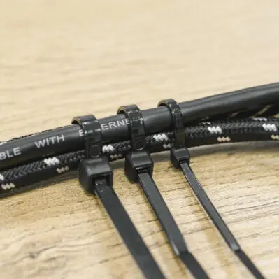 Opaski zaciskowe do kabli marki Montis zastosowane na kablach