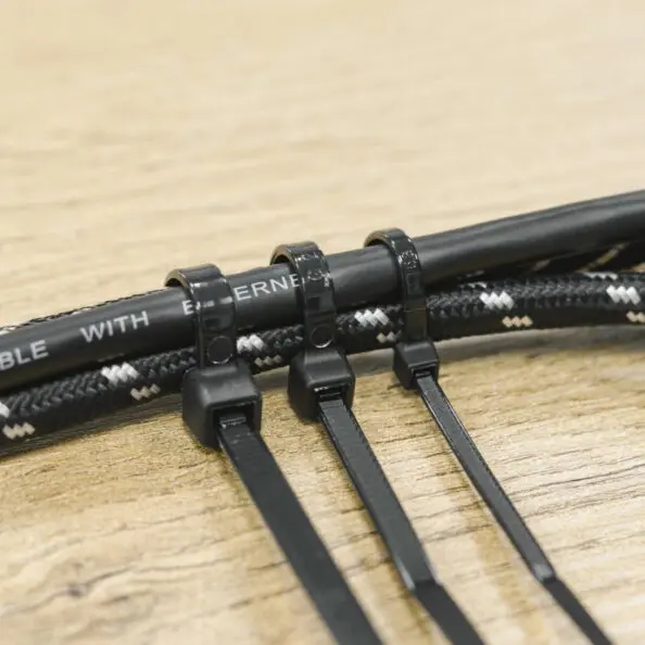 5 nietypowych zastosowań dla opasek zaciskowych na kable 50 Opaski zaciskowe do kabli marki Montis zastosowane na kablach