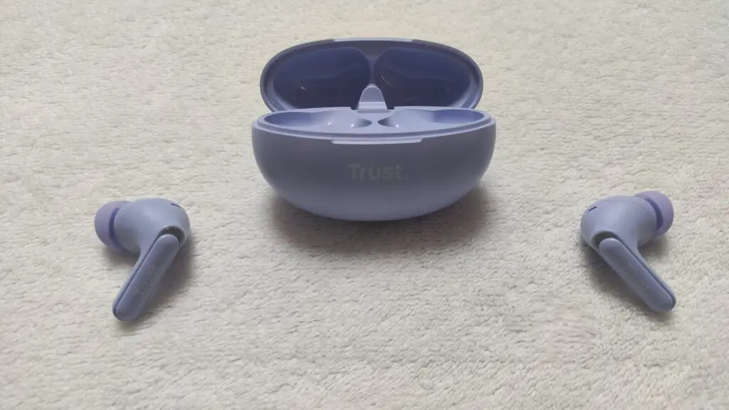 Trust Yavi – głośne i wygodne słuchawki, lubiące losowo się rozłączyć 18 Słuchawki wyjęte z etui