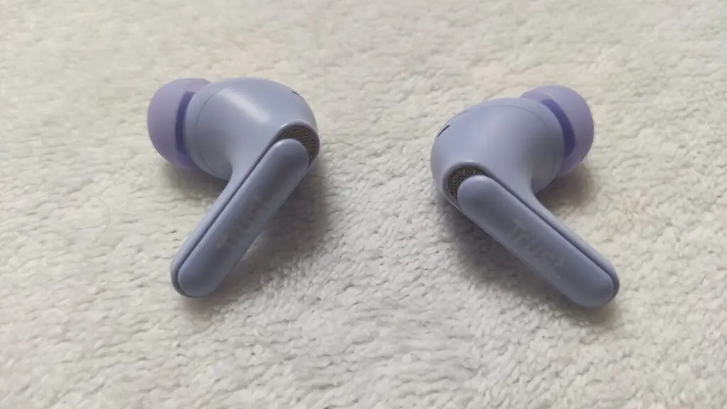 Trust Yavi – głośne i wygodne słuchawki, lubiące losowo się rozłączyć 26 widok na panel dotykowy słuchawek