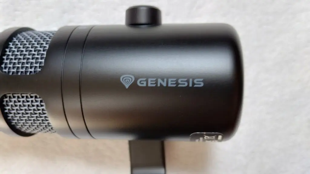 Genesis Radium 350D – jakość jest genialna! 50 bok mikrofonu z widocznym logo Genesis