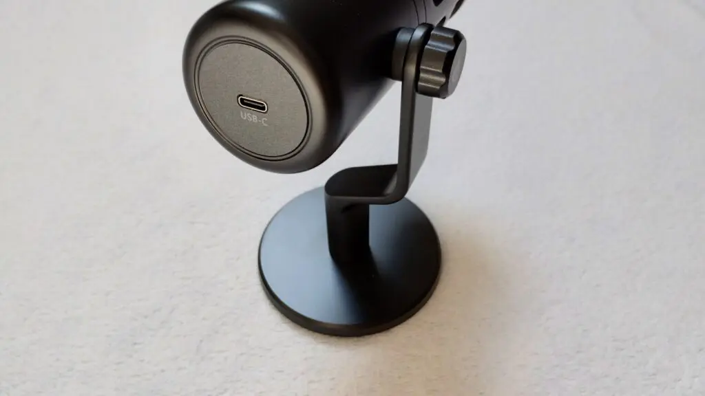 Genesis Radium 350D – jakość jest genialna! 30 mikrofon na statywie widziany od tyłu