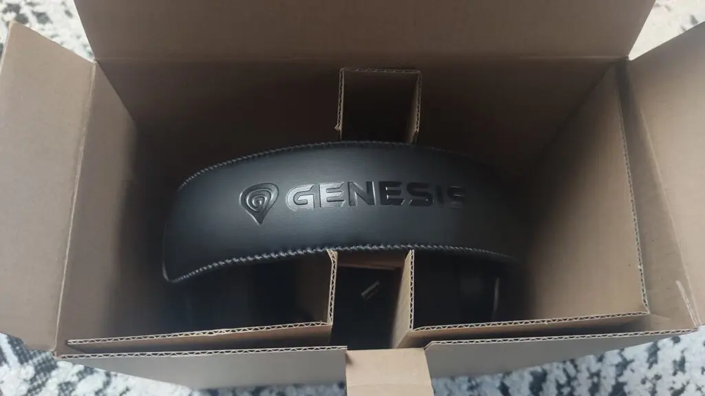 Genesis Neon 764 – dobre tylko dla graczy 18 wnętrze pudełka