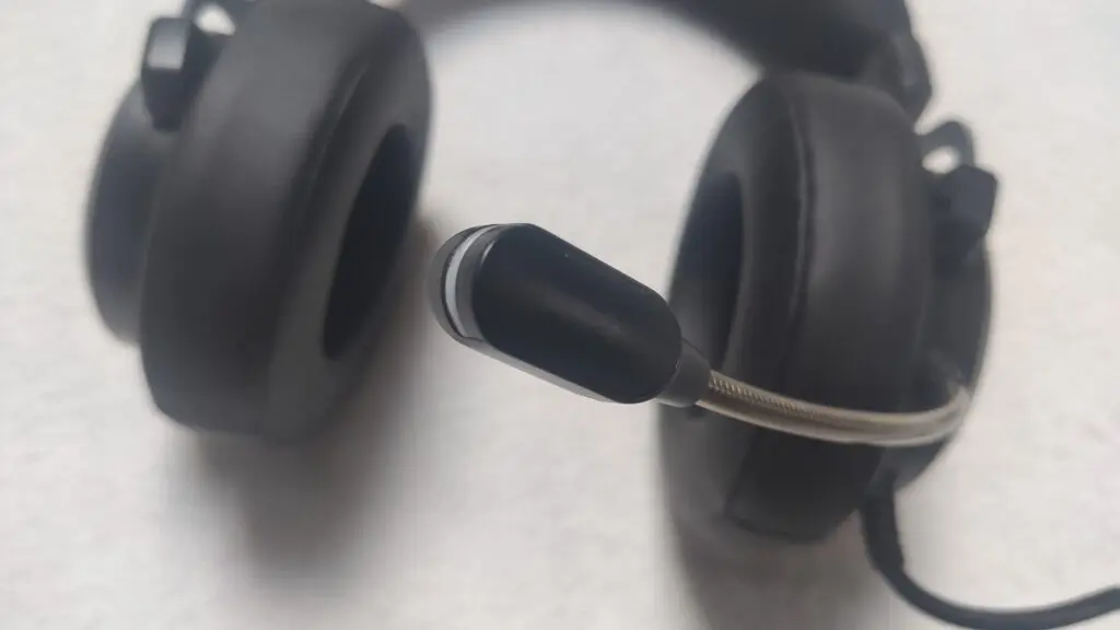 Genesis Neon 764 – dobre tylko dla graczy 48 zbliżenie na mikrofon, słuchawki w tle