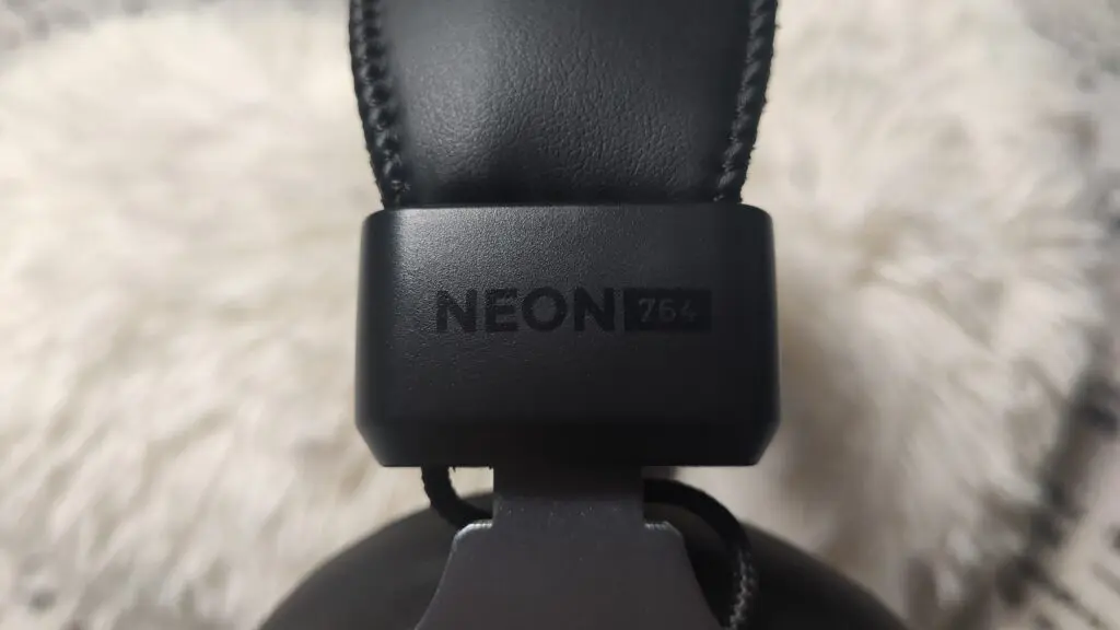 Genesis Neon 764 – dobre tylko dla graczy 56 Napis Neon 764 na nauszniku