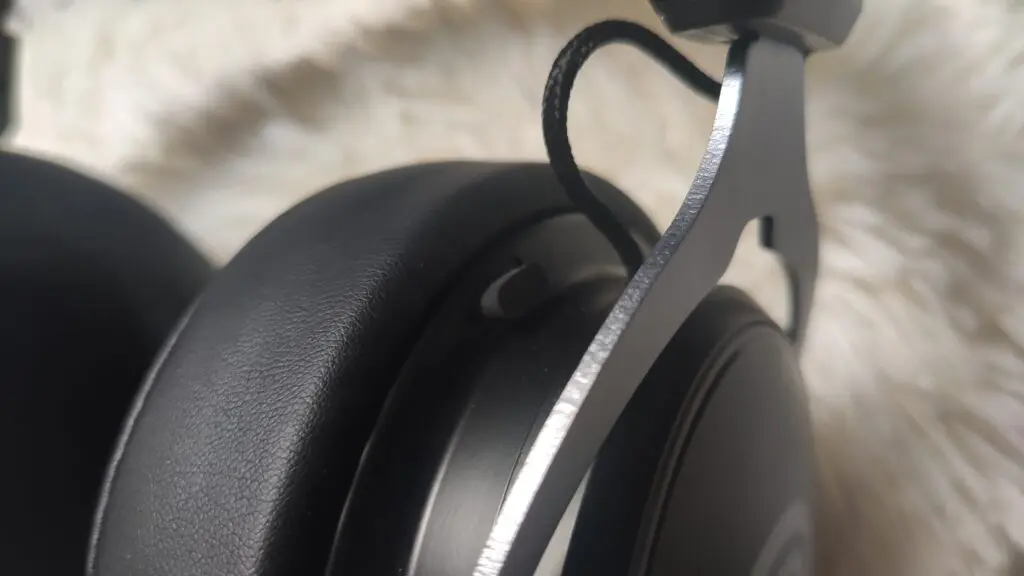 Genesis Neon 764 – dobre tylko dla graczy 28 wystający kabel