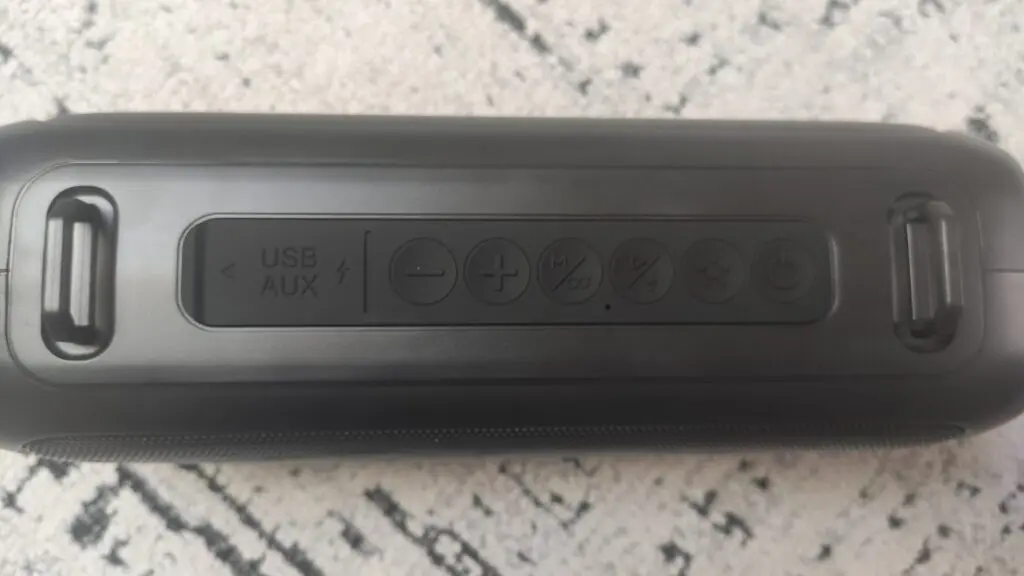 Głośnik XO-F39 – dużo opcji i kolorowe podświetlenie 30 przyciski na górze głośnika