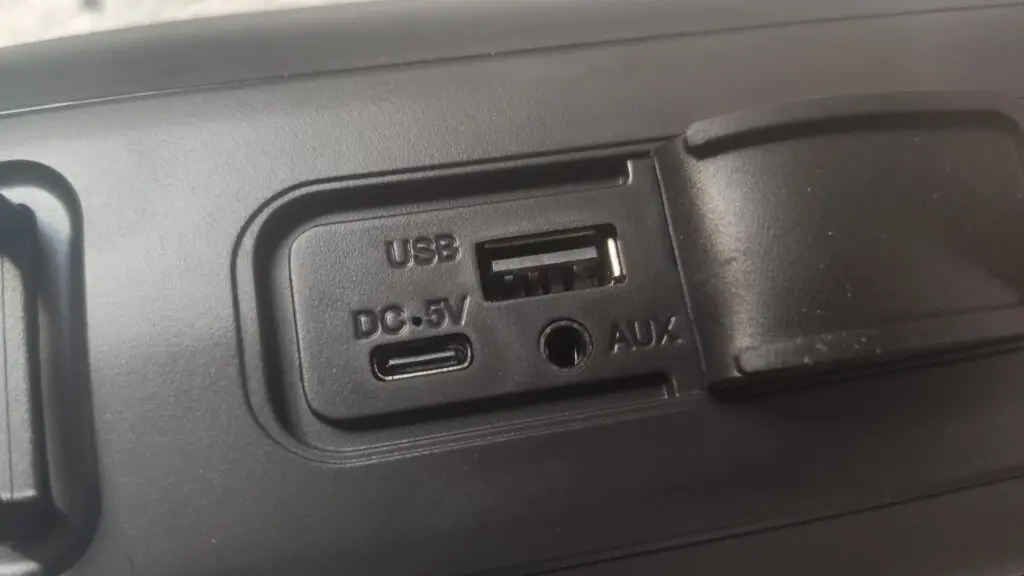 Głośnik XO-F39 – dużo opcji i kolorowe podświetlenie 28 porty w głośniku