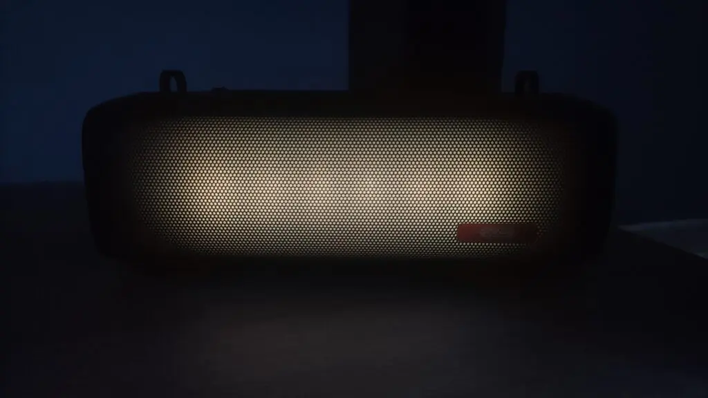 Głośnik XO-F39 – dużo opcji i kolorowe podświetlenie 52 trzeci tryb podświetlenia widziany od przodu