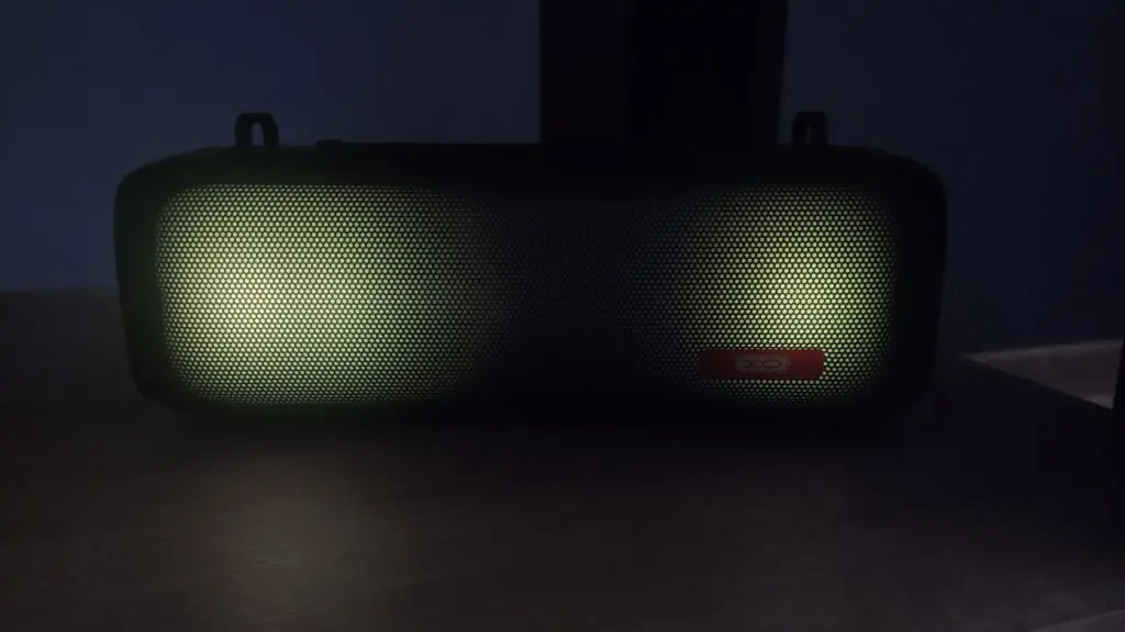 Głośnik XO-F39 – dużo opcji i kolorowe podświetlenie 48 drugi tryb podświetlenia widziany od przodu