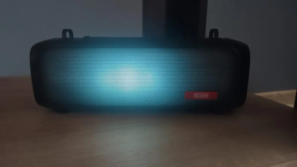 Głośnik XO-F39 – dużo opcji i kolorowe podświetlenie 54 trzeci tryb podświetlenia widziany od przodu