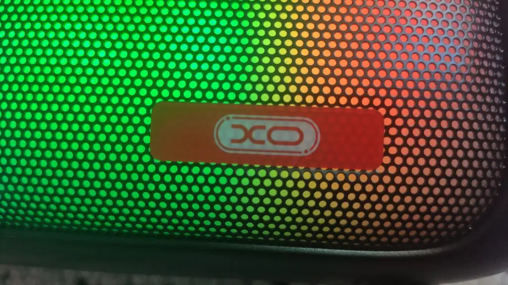 Głośnik XO-F39 – dużo opcji i kolorowe podświetlenie 40 logo XO