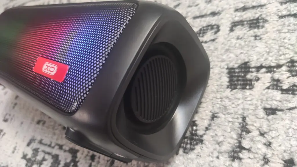 Głośnik XO-F39 – dużo opcji i kolorowe podświetlenie 44 bok głośnika z podświetleniem