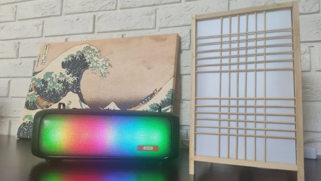 Głośnik XO-F39 – dużo opcji i kolorowe podświetlenie 58 głośnik XO-F39 na półce