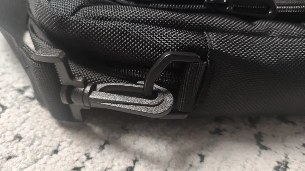 Silver Monkey MoveBag 2.0 – wodoodporna torba na laptopa 15,6” 34 plastikowe mocowanie paska na ramię