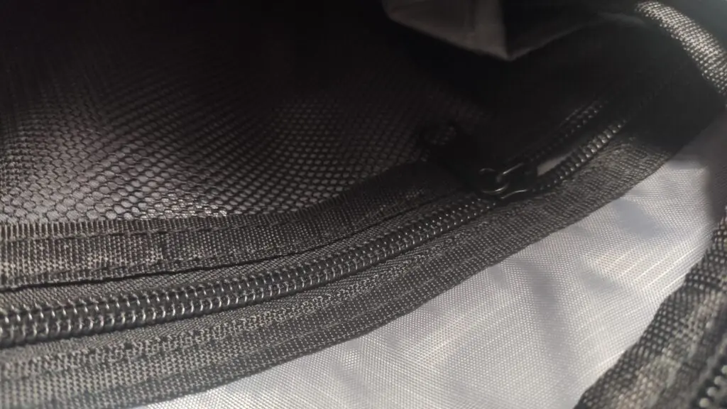 Silver Monkey MoveBag 2.0 – wodoodporna torba na laptopa 15,6” 30 zbliżenie na siatkę i suwak