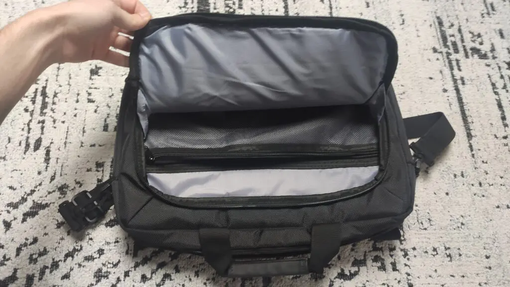 Silver Monkey MoveBag 2.0 – wodoodporna torba na laptopa 15,6” 26 przednia komora