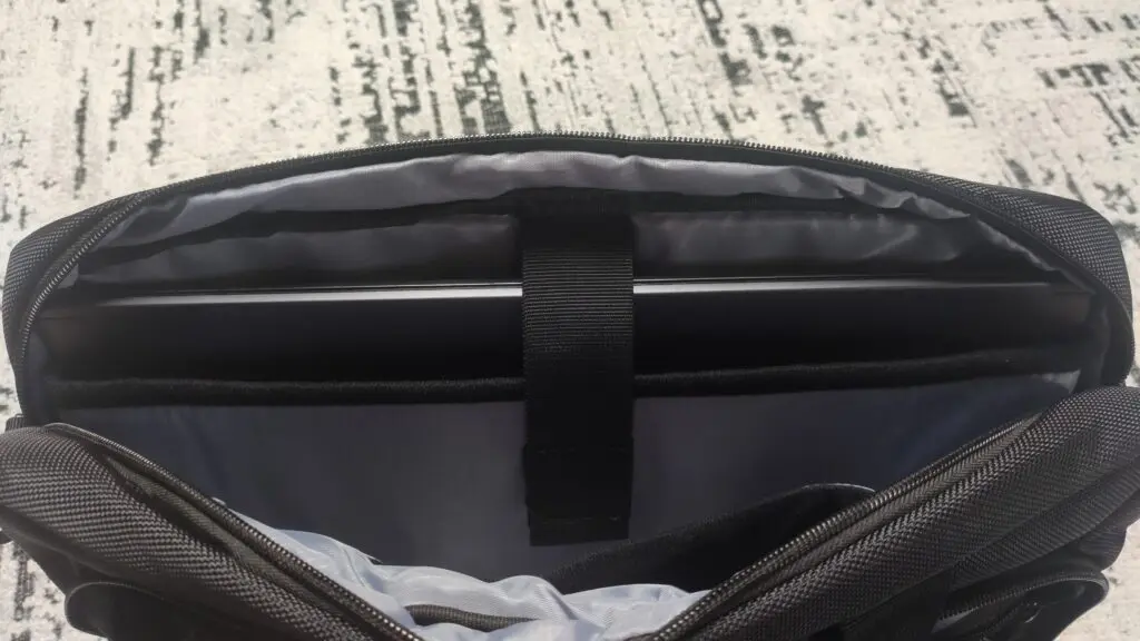 Silver Monkey MoveBag 2.0 – wodoodporna torba na laptopa 15,6” 38 wnętrze z zapakowanym laptopem