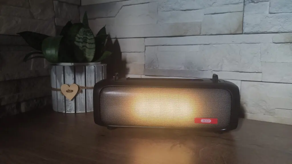 Głośnik XO-F39 – dużo opcji i kolorowe podświetlenie 60 głośnik XO-F39 na szafce