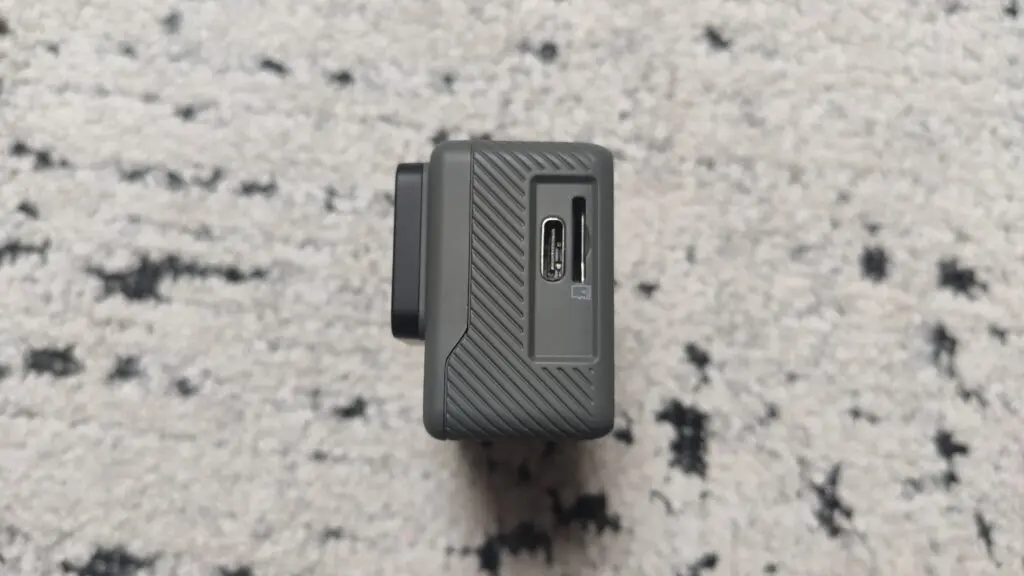 Lamax X5.2 – kamerka sportowa z masą akcesoriów 24 widok na lewy bok urządzenia