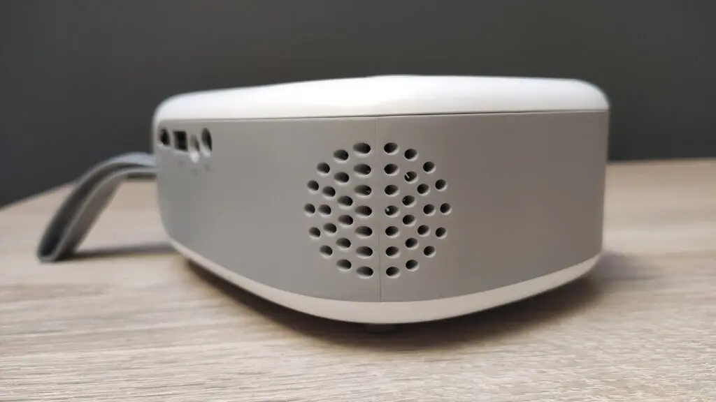 Strong N1 – fenomenalny mały projektor 42 głośnik na boku