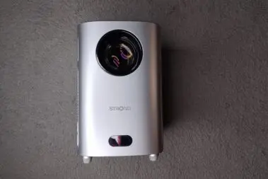 Projektor STRONG Q1 – przenośny projektor z ostrym obrazem 16 STRONG Q1