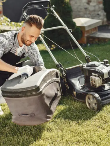 prace ogrodowe kosiarka Montis