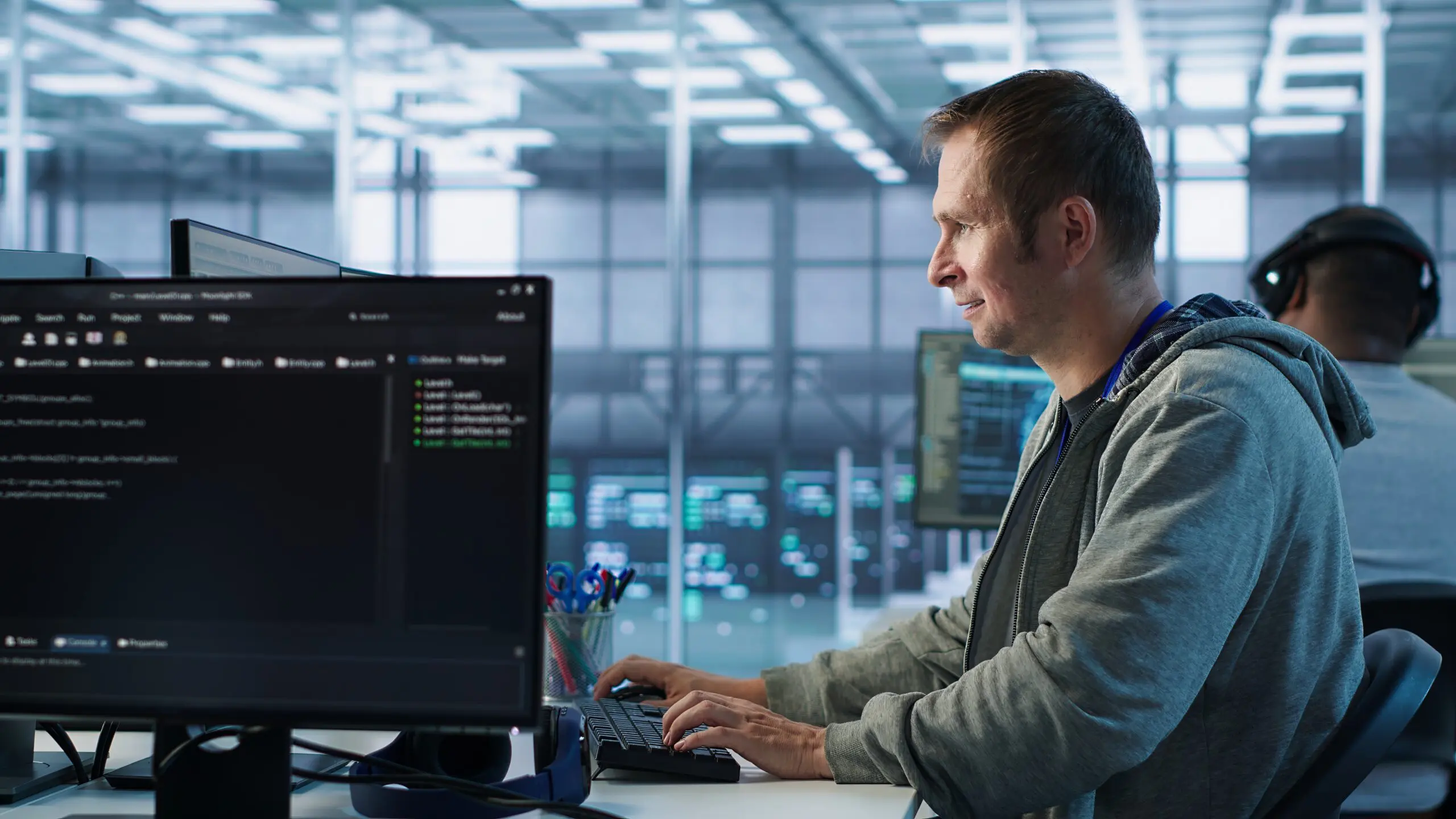 Man working in server hub capable of processing vast amounts of data Administrator IT pisze na klawiaturze