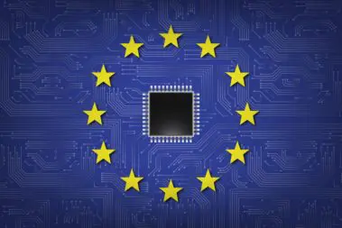 Flaga UE na tle płytki drukowanej - w środku znajduje się procesor