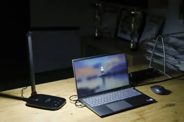 Zadbaj o oświetlenie podczas pracy przy biurku 24 Lampa biurkowa Montis MT042 BK na biurku kolo laptopa