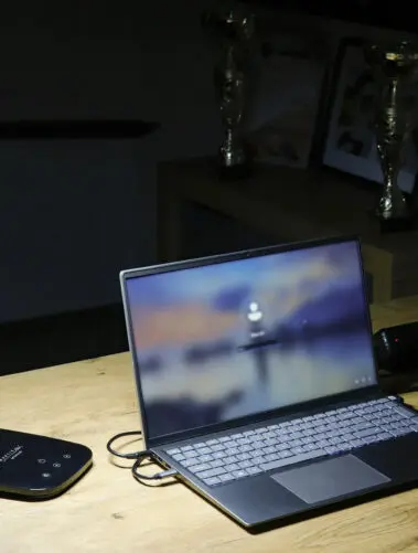 Lampa biurkowa Montis MT042 BK na biurku kolo laptopa