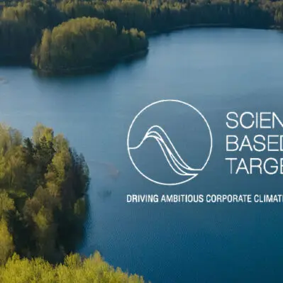 Logo Zyxel Networks w lewym górnym rogu. Po prawej stronie, na tle jeziora otoczonego lasem, biały okrąg z czterema falami, a obok niego tekst: 'SCIENCE BASED TARGETS' i pod spodem 'DRIVING AMBITIOUS CORPORATE CLIMATE ACTION'.