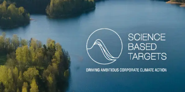 Logo Zyxel Networks w lewym górnym rogu. Po prawej stronie, na tle jeziora otoczonego lasem, biały okrąg z czterema falami, a obok niego tekst: 'SCIENCE BASED TARGETS' i pod spodem 'DRIVING AMBITIOUS CORPORATE CLIMATE ACTION'.