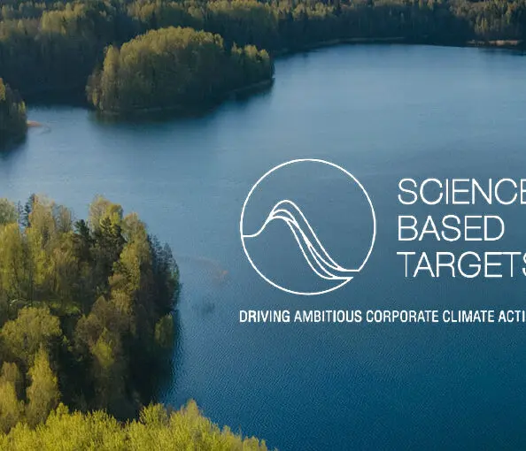 Logo Zyxel Networks w lewym górnym rogu. Po prawej stronie, na tle jeziora otoczonego lasem, biały okrąg z czterema falami, a obok niego tekst: 'SCIENCE BASED TARGETS' i pod spodem 'DRIVING AMBITIOUS CORPORATE CLIMATE ACTION'.