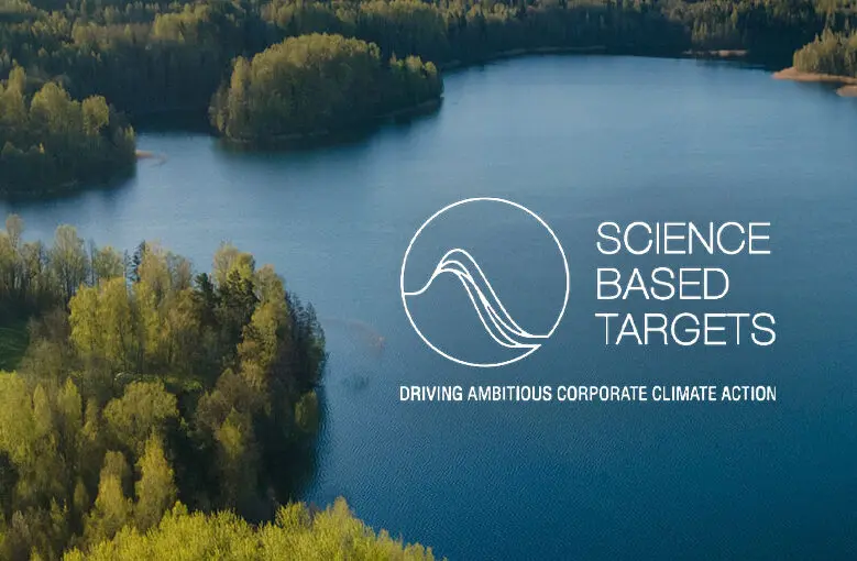 Logo Zyxel Networks w lewym górnym rogu. Po prawej stronie, na tle jeziora otoczonego lasem, biały okrąg z czterema falami, a obok niego tekst: 'SCIENCE BASED TARGETS' i pod spodem 'DRIVING AMBITIOUS CORPORATE CLIMATE ACTION'.