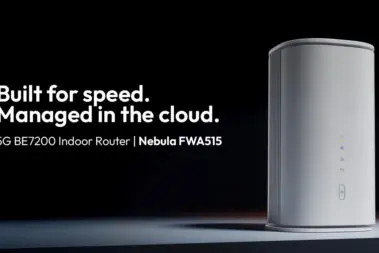 Zyxel Networks wprowadza wewnętrzny router 5G WiFi 7 16 Napis w języku angielskim: Zbudowany dla prędkości, zarządzany w chmurze. Obok na czarnym tle rzucający cień router Nebula FWA515