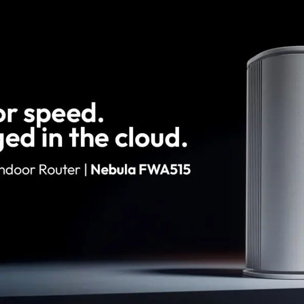Napis w języku angielskim: Zbudowany dla prędkości, zarządzany w chmurze. Obok na czarnym tle rzucający cień router Nebula FWA515