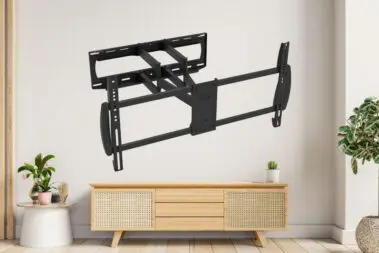Uniwersalny uchwyt dla średnich i dużych telewizorów - do domu i do biura. 16 Uchwyt do TV Montis MT162 Denali na tle pokoju telewizyjnego