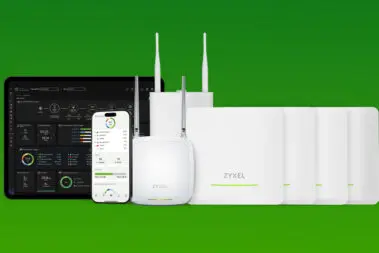 Zyxel Networks rozszerza portfolio urządzeń WiFi 7 16 Nowe urządzenia WiFi 7 Zyxel na zielonym tle, po lewej smartfon z aplikacją Nebula i pulpit z Nebulą
