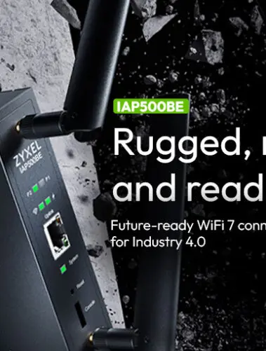 Czarny punkt dostępowy Zyxel Networks IAP500BE, z dwiema zewnętrznymi antenami, umieszczony na tle gruzu i pękniętej ściany. Po prawej stronie tekst (po angielsku): "IAP500BE. Wzmocniony, niezawodny i gotowy. Przyszłościowa łączność WiFi 7 dla Przemysłu 4.0".