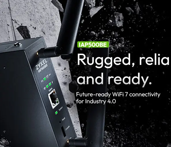 Czarny punkt dostępowy Zyxel Networks IAP500BE, z dwiema zewnętrznymi antenami, umieszczony na tle gruzu i pękniętej ściany. Po prawej stronie tekst (po angielsku): "IAP500BE. Wzmocniony, niezawodny i gotowy. Przyszłościowa łączność WiFi 7 dla Przemysłu 4.0".