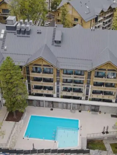 Forest Park Resort & SPA w Świeradowie-Zdroju widok z lotu ptaka - w lewym górnym rogu logo Zyxel Networks