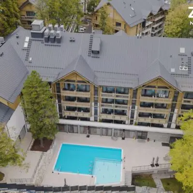 Forest Park Resort & SPA w Świeradowie-Zdroju widok z lotu ptaka - w lewym górnym rogu logo Zyxel Networks