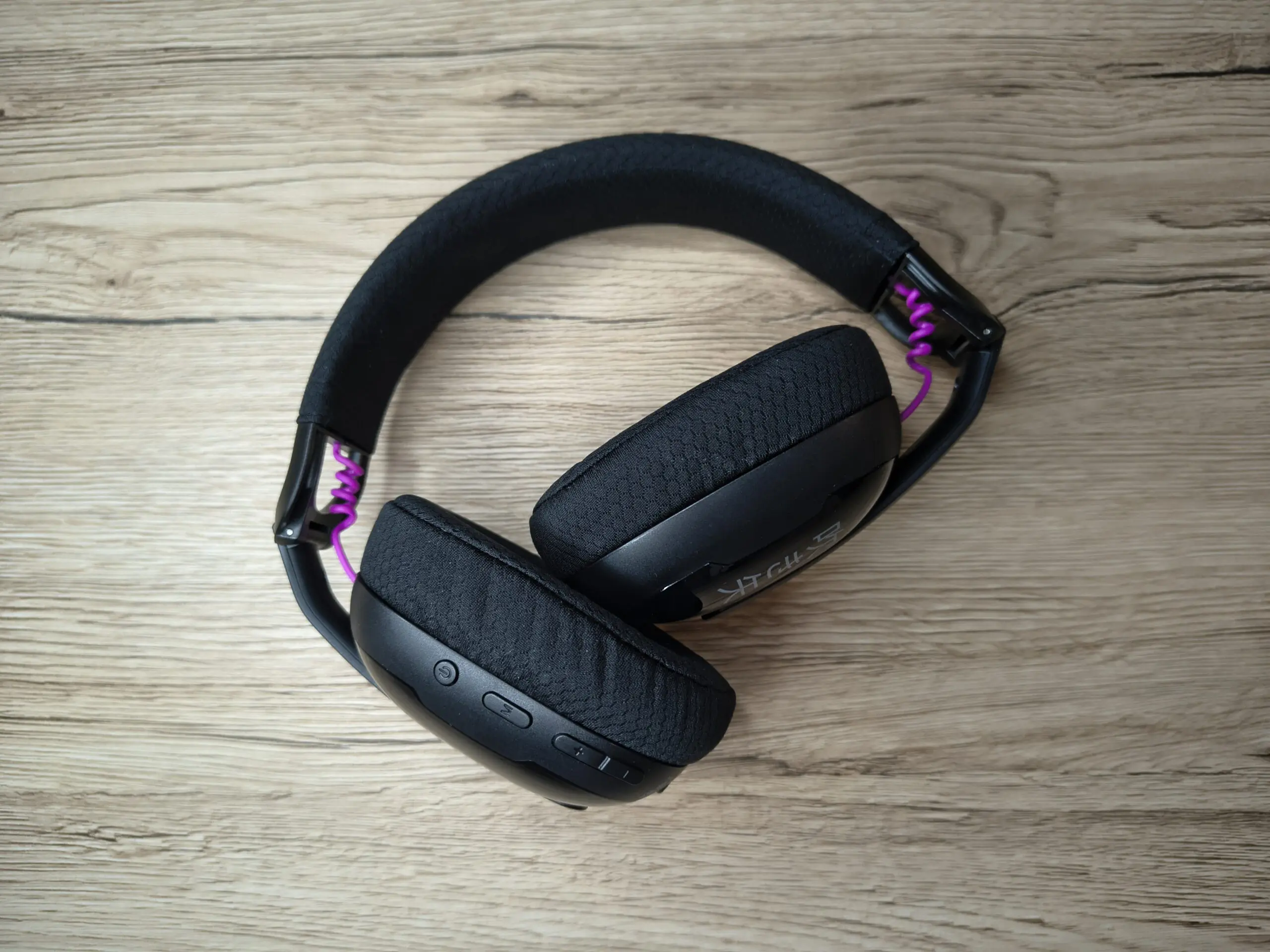 Test FURY Fukiya F6 Tanie, lekkie i bezprzewodowe słuchawki dla graczy? 28 Słuchawki FURY Fukiya F6