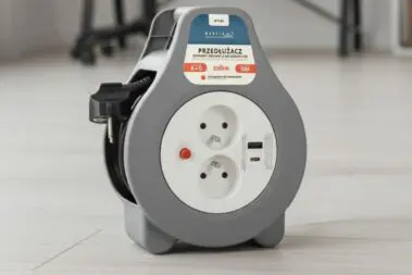 Przedłużacz domowy marki Montis z USB w domu